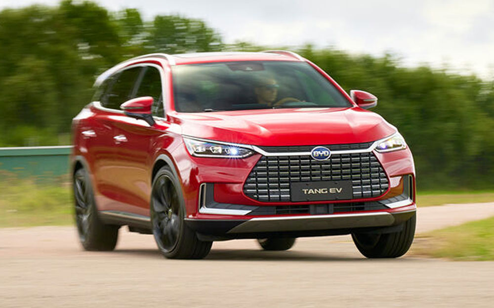BYD Tang EV Rossa in Curva